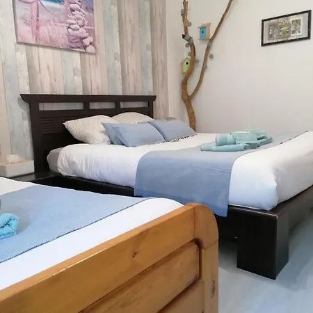 Les Mesanges Bed & Breakfast *